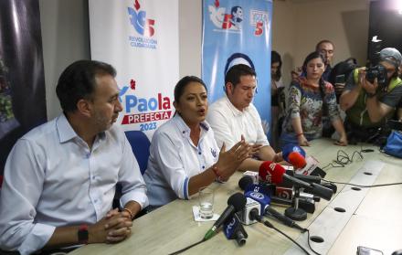 La prefecta de la provincia de Pichincha, Paola Pabón (c), junto al candidato de Revolución Ciudadana a alcalde de Quito, Pabel Muñoz (i), participan hoy en una rueda de prensa tras las elecciones seccionales (locales), en Quito (Ecuador).