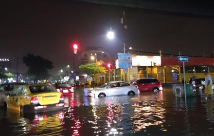 Varios automóviles se quedaron estancados por el agua.