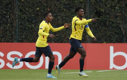 Justin Cuero (d) marcó el gol de Ecuador que le está dando el triunfo momentáneo frente a Paraguay.