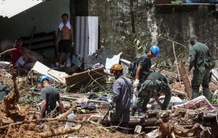 Miembros del ejército brasileño, bomberos y de la Defensa Civil trabajan en el rescate de los cuerpos de las víctimas de un deslizamiento de tierra debido a lluvias torrenciales en Sao Sebastiao (Brasil).