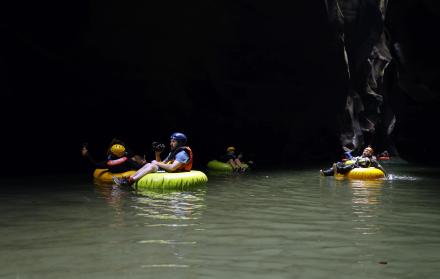Turistas navegan por el cañón del río Guape, en La Uribe, departamento del Meta (Colombia).
