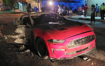 Un vehículo de alta gama fue incinerado en una esquina del suburbio de Guayaquil.
