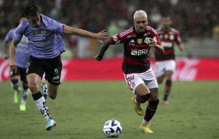 Giorgian de Arrascaeta (d) de Flamengo disputa el balón con Richard Shunke de Independiente del Valle