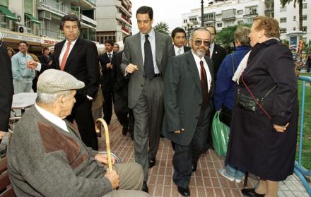 Fotografía de archivo fechada el 21 de febrero de 2000 que muestra al entonces vocero negociador de las FARC, Raúl Reyes (d), y al Comisionado para la Paz del Gobierno colombiano, Víctor G. Ricardo (i).