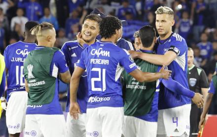 Jugadores de Millonarios celebran al final hoy, de un partido de la Copa Libertadores entre Millonarios y Universidad Católica en el estadio El Campín en Bogotá (Colombia).