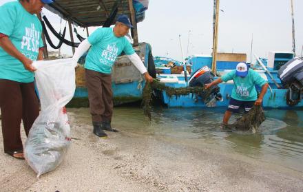 el trabajo de los pescadores en la limpieza