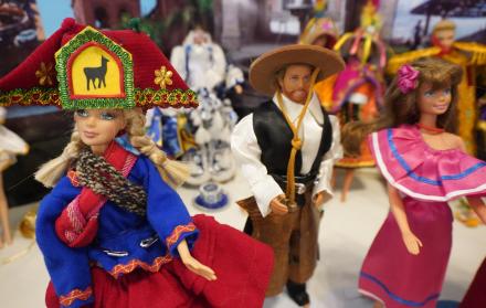 Fotografía de una maqueta que representa los trajes típicos bolivianos durante una exposición de más de 3.000 muñecas Barbie, en La Paz (Bolivia).