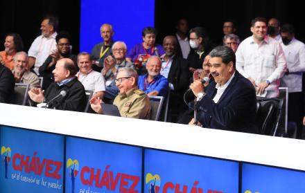Fotografía cedida por prensa de Miraflores donde el presidente de Venezuela, Nicolás Maduro (d), junto al expresidente de Cuba, Raúl Castro (c) y el presidente de Nicaragua Daniel Ortega (i)