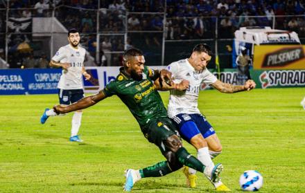 Gabriel Achilier (i), exEmelec, marcó el primer gol de Orense.