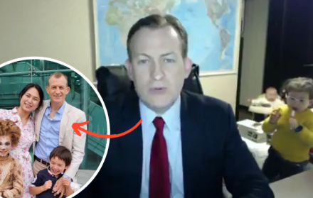 El divertido momento en que un experto en Corea es interrumpido por sus hijos en TV.