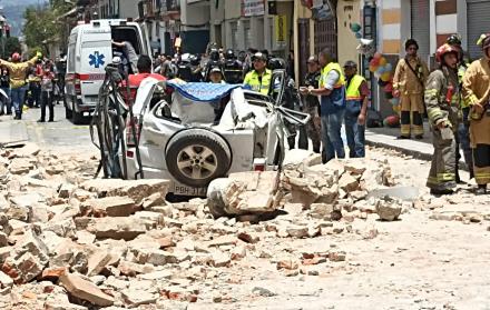 Víctimas. En Azuay, Cuenca, Bomberos socorren a un ciudadano que quedó atrapado en el vehículo tras caída de una pared.