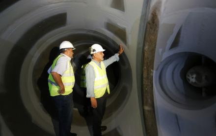 Revisión. El exministro de Energía Carlos Pérez durante un recorrido por el túnel del proyecto y constatar la existencia de fisuras en la construcción.