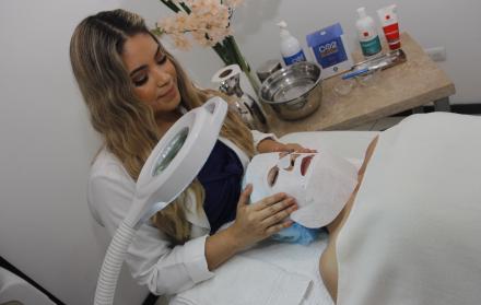 La esteticista Lissette Ulloa aplica la carboxiterapia a una paciente