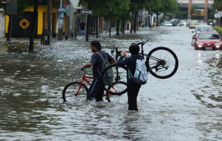 Ciudades como Guayaquil han quedado inundadas debido al temporal.