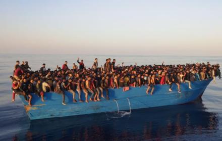 Referencia. Más de 500 migrantes en una barcaza esperaban a ser rescatados este sábado frente a la isla de Lampedusa (Italia) en 2022.