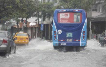 Consecuencia. La urbe lidia con el tráfico vehicular en cada aguacero que cae, que provoca inundaciones.