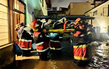 Personal especializado del Cuerpo de Bomberos trabaja en el sitio del suceso.