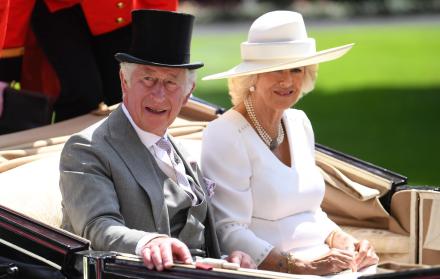 El rey Carlos III del Reino Unido (i), junto a su esposa, Camila, en una fotografía de archivo.