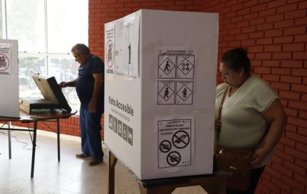 Personas votan hoy en Lambaré (Paraguay).