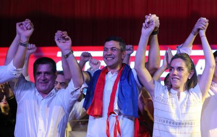 El presidente electo del Partido Colorado, Santiago Peña, celebra junto a su esposa Leticia Ocampos tras su victoria, hoy en Asunción (Paraguay).