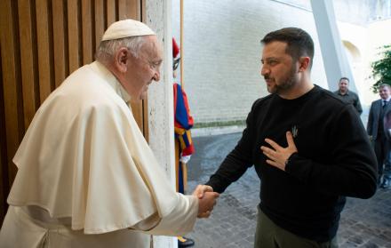 El papa Francisco y Volodimir Zelenski, en el despacho del pontífice.