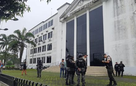 Los funcionarios fueron evacuados de la Casa Judicial.