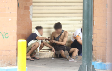 En plena avenida 9 de Octubre y García Avilés, un aparente reciclador y consumidor se quedó dormido afuera de una farmacia, a la vista de los transeúntes.