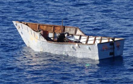 embarcación con migrantes