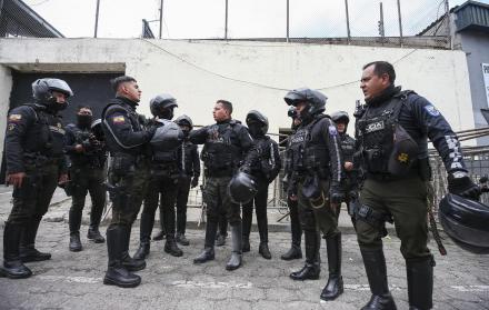 Integrantes de la policía nacional de Ecuador esperan hoy, frente a la cárcel de El Inca, en Quito (Ecuador)