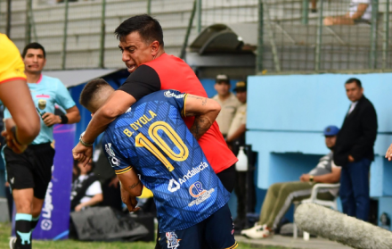 César Farías (rojo) golpeó al argentino Brian Oyola, quien se acercó a reclamarle por antes haber agredido a un compañero