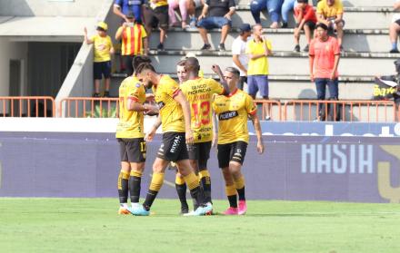 Festejo amarillo: Fernando Gaibor, Titi Ortiz, Damián Díaz y Francisco David Fydriszewski en el estadio Chucho Benítez.