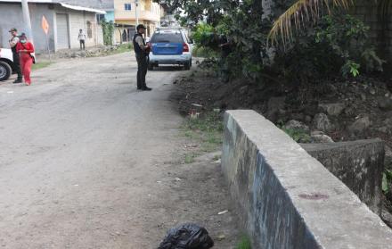 Sobre un muro de cemento se encontraban los brazos y la cabeza de un hombre en el noroeste de Guayaquil.