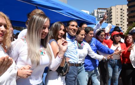 Yaku Pérez y su binomio Nori Pineda llegan al CNE a inscribir su candidatura.
