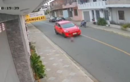 Niño de 7 años es sorprendido por un carro rojo. El menor logró salvarse.