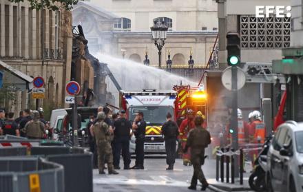París (Francia), 21/06/2023.- Servicios de emergencia francesa trabajan después de una explosión gasista en París.