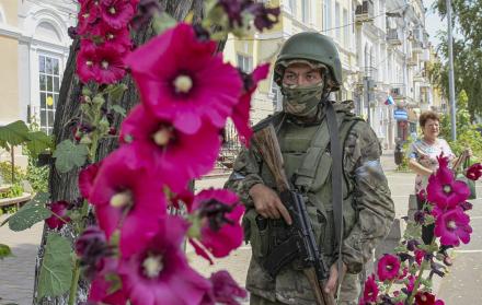 Un soldado del grupo de mercenarios Wagner, vigila una de las calles de la sureña ciudad rusa de Rostov del Don, tras tomar su control en una rebelión armada.
