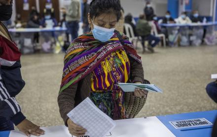 Ciudadanos votan hoy en las elecciones generales, en un colegio electoral de San Juan Sacatepéquez.