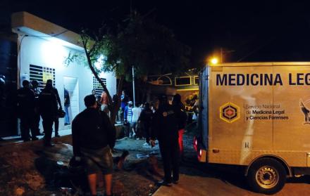 La Policía llegó a dar trámite a los crímenes en Santa Elena.