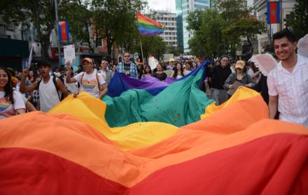 Cientos de personas se dieron cita en el lugar para celebrar el orgullo LGBTI.