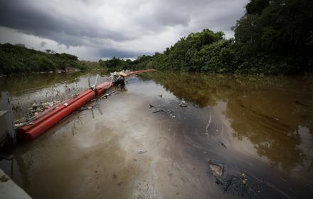 Derrame de combustible en río de Panamá