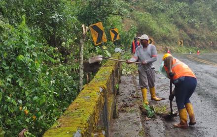 Trabajadores en una vía Latacunga-La Maná