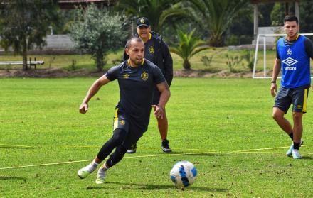 Aucas-Santiago-Escobar-entrenador