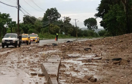 En la capital provincial se registraron deslizamientos de tierra en la vía de ingreso a la ciudad