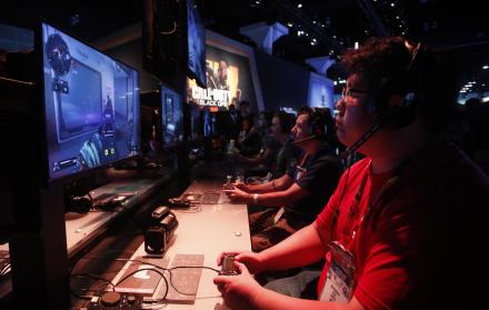 Personas juegan a Call of Duty durante la Electronic Entertainment Expo.