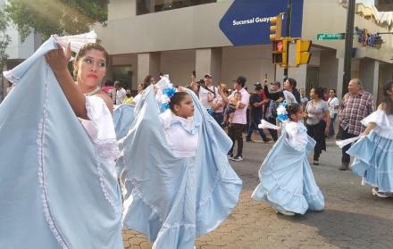 Las guayaquileñas desfilaron con los trajes típicos de la ciudad.