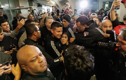 Aficionados del Sao Paulo fútbol club reciben al jugador colombiano James Rodríguez en el aeropuerto de Congonhas, este 30 de julio de 2023 en São Paulo (Brasil).