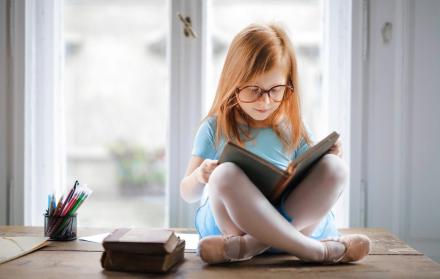Si al leer, el niño se acerca mucho al libro puede ser síntoma de alguna anomalía visual