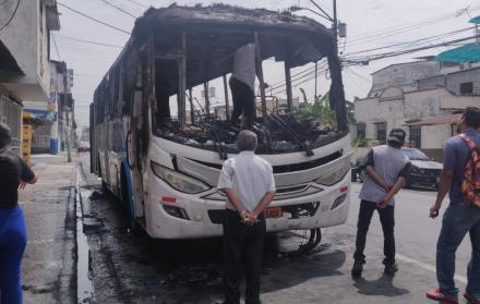 Una explosión alertó a los ciudadanos sobre el incendio del bus.