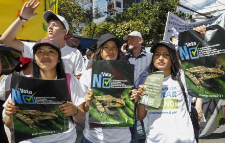 Decenas de personas se manifiestan en contra de prohibir la explotación petrolera del Bloque 43-ITT en el amazónico Parque Nacional Yasuní y la minería en el Chocó Andino, hoy, en las calles de Quito (Ecuador).