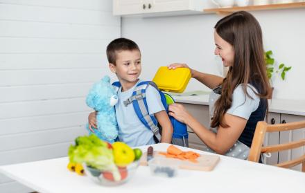 Mamá es la responsable de elaborar una nutritiva lonchera